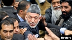 Afg'oniston prezidenti Hamid Karzay Loya Jirg'a masjlini tark etmoqda, Kobul, 24-noyabr, 2013-yil