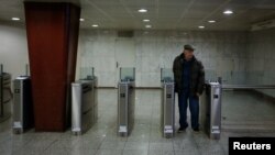 Seorang pria keluar dari stasiun kereta api saat berlangsungnya mogok kerja selama 24 jam di Athena, Yunani, 12 Januari 2018.