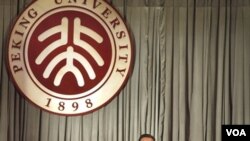 Perdana Menteri David Cameron saat sesi tanya jawab setelah pidatonya di Peking University pada hari Rabu, sebelum ia menuju Seoul untuk KTT G-20.