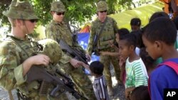 Penjaga perdamaian Australia berbincang dengan anak-anak Timor Leste di Dili, 2006. (Foto: Dok) 