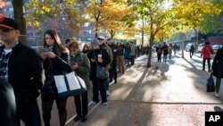Quelques personnes attendent en ligne avant de voter à Upper West Side de Manhattan, à New York, 8 novembre 2016. 