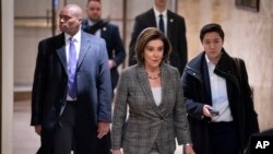 낸시 펠로시 미 하원의장이 27일 트럼프 대통령 탄핵심리에 참석하기 위해 미 의회에 도착했다. 