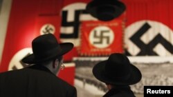 Na današnji Dan sećanja na žrtve Holokausa posetioci ispred nacističke zastave u Jad Vašem Holokaust muzeju u Jerusalimu