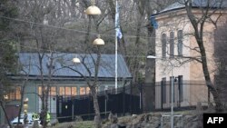 Mobil polisi tampak siaga di luar Kedutaan Besar Israel di Stockholm, Swedia (foto: dok). 