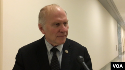 夏伯特众议员去年在国会接受美国之音记者采访