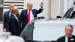 លោក Donald Trump បក់​ដៃ​នៅ​ពេល​លោក​ទៅ​ដល់​កន្លែង​ប្រជុំ​ជាមួយ​នឹង​ប្រធាន​សភា​លោក Paul Ryan នៅ​ទីស្នាក់ការ​បស់​គណៈកម្មាធិការ​ជាតិ​របស់​គណបក្ស​សាធារណរដ្ឋ នៅ Capitol Hill រដ្ឋធានី​វ៉ាស៊ីនតោន កាលពី​ថ្ងៃទី១២ ខែឧសភា ឆ្នាំ២០១៦។