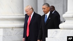 Predsednik Donald Tramp sa bivšim predsednikom Barakom Obamom na Kapitol hilu na dan inauguracije 20. januara 2017.