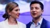 Presiden terpilih Ukraina Volodymyr Zelenskiy (kanan) dan istrinya Olena Zelenska menyalami pendukungnya di ibu kota Kyiv Minggu (21/4).