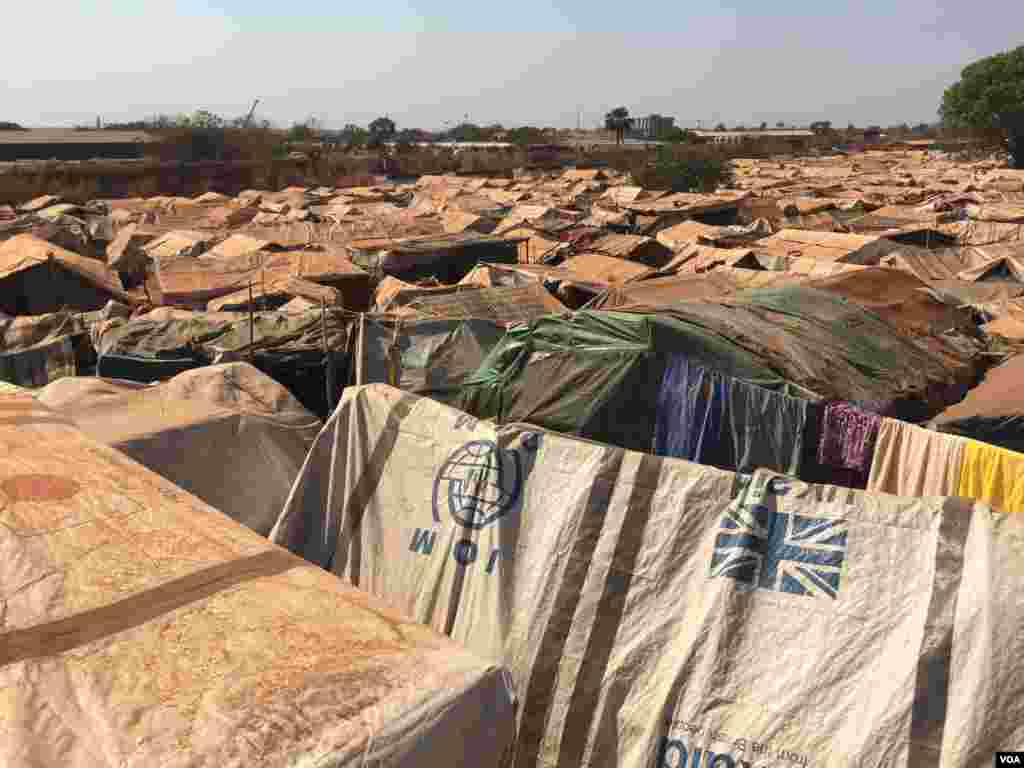 Overview of UN protection of civilians (PoC) site in Wau, Western Bahr el Ghazal, South Sudan, where approximately 29,000 IDPs stay, Dec. 8, 2016. (VOA/Jill Craig)