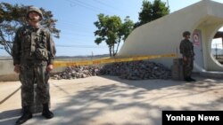 지난 11일 한국 경기도 연천군 중면 면사무소에서 전날 북한군의 실탄이 떨어진 현장을 군인이 지키고 있다.