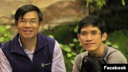 ایک جوڑا ہاتھیوں پر سوار ہو کر کاغذات پر دستخط کر رہا ہے۔ ہاتھیوں کو کنٹرول میں رکھنے لیے ہر ہاتھی کے ساتھ مہاوت موجود ہے۔&nbsp;