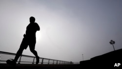 A man exercises at Pier A Park in Hoboken, New Jersey, Jan. 15, 2014. Atherosclerosis, or calcium deposits, in the cardiac arteries of young people have been found to dramatically shorten life expectancy, a new study has found.