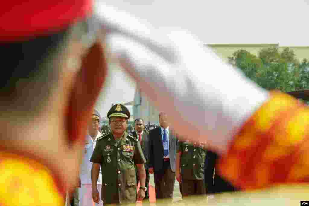 លោក​នាយឧត្ដមសេនីយ៍ ប៉ុល សារឿន ចូលរួមក្នុងពិធីជូនដំណើរដល់កងកម្លាំងមួកខៀវកម្ពុជាចំនួន&nbsp;៤២៨នាក់&nbsp;ដែលនឹងចេញដំណើរទៅចូលរួមបេសកកម្មរក្សាសន្តិភាពក្នុងប្រទេសម៉ាលី និងប្រទេសស៊ូដង់ខាងត្បូង នាមូលដ្ឋានទ័ពអាកាសពោធិ៍ចិនតុង&nbsp;រាជធានីភ្នំពេញ&nbsp;ថ្ងៃទី៣ ខែឧសភា&nbsp;ឆ្នាំ២០១៨។&nbsp; (អូន ឆេងប៉រ/VOA)&nbsp;