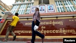 រូបឯកសារ៖ មនុស្ស​ម្នា​នាំ​គ្នា​ដើរ​កាត់​មុខ​​អគារ​តុលាការ​រាជធានី​ភ្នំពេញ ថ្ងៃទី១១ ខែធ្នូ ឆ្នាំ២០១៨។