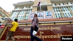 រូបឯកសារ៖ មនុស្ស​ម្នា​នាំ​គ្នា​ដើរ​កាត់​មុខ​​អគារ​តុលាការ​រាជធានី​ភ្នំពេញ ថ្ងៃទី១១ ខែធ្នូ ឆ្នាំ២០១៨។