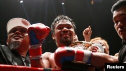 Reaksi Manny Pacquiao saat memenangkan gelar juara kelas welter WBA melawan petinju Argentina, Lucas Matthysse, 15 Juli 2018, di Kuala Lumpur, Malaysia.