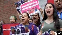 Para pedemo di luar gedung pengadilan federal di Boston, memprotes rencana pemerintahan Trump mencabut status perlindungan sementara untuk para imigran, 14 Agustus 2019. 