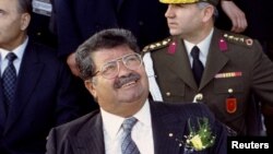 Foto dokumen Presiden Turki Turgut Ozal saat menjabat tahun 1993 (Foto: dok). Presiden Ozal dikabarkan meninggal dunia pada usia 66 tahun karena gagal jantung. Pihak berwenang menggali makam dan mengambil jenazahnya untuk diperiksa kembali sebab-sebab kematiannya saat menjabat tersebut.