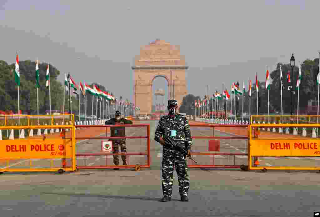 نمایی از دروازه شهر دهلی نو. هند برای مراسم روز جمهوری در روز سه‌شنبه آماده می‌شود. این یکی از سه روز تعطیل ملی در هند است.