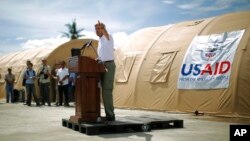 AQSh davlat kotibi Jon Kerri Filippinning tayfundan eng qattiq zarar ko'rgan Takloban qishlog'ida, 18-dekabr, 2013-yil 