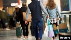 미국 펜실베니아주 '킹오브프러시아' 쇼핑몰의 쇼핑객들. (자료사진)