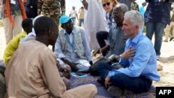 Le secrétaire général adjoint aux affaires humanitaires des Nations Unies (OCHA) et le Coordonnateur des secours d'urgence Mark Lowcock, à gauche, discute avec des hommes dans un camp des Nations Unies pour les réfugiés et les personnes déplacées à Ngag, au Niger, 10 septembre 2017.