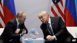 Shugaban Rasha Vladimir Putin (Hagu) da takwaran aikinsa Donald Trump na Amurka (Dama)