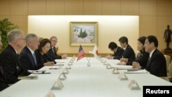 Menteri Pertahanan Amerika, James Mattis (dua dari kiri) dan Menlu Jepang Fumio Kishida (kanan) di kantor Kementerian Luar Negeri Jepang di Tokyo, Jepang (3/2).