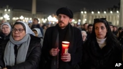 Католички верници присуствуваат на ноќна молитва за здравјето на папата Фрањо на плоштадот Свети Петар во Ватикан, 26 февруари 2025 година