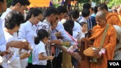 ពុទ្ធបរិស័ទ​ ដាក់បាត្រ​ នៅក្នុង​ការប្រារព្ធ​ពីធីបុណ្យ​ពិសាខបូជា​ នៅ​ភ្នំ​ឧត្តុង្គ​ ក្នុង​ខេត្ត​កណ្តាល​ នៅថ្ងៃទី១០​ ខែឧសភា​ ឆ្នាំ២០១៧។ (ហ៊ាន សុជាតា/VOA)