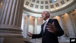 밥 코커 미 상원 외교위원장이 20일 의회 건물에서 가진 TV 인터뷰에서 기자의 질문에 답하고 있다.