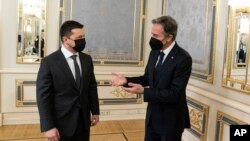 토니 블링컨(오른쪽) 미 국무장관이 19일 우크라이나 수도 키예프에서 볼로디미르 젤렌스키 대통령과 회동하고 있다.