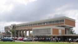 Daniel Ninsemon, président national de la Jeunesse estudiantine de Côte d'Ivoire, au micro de John Lyndon