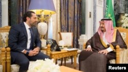 Raja Arab Saudi, Salman bin Abdulaziz Al Saud, bertemu dengan mantan Perdana Menteri Lebanon, Saad al-Hariri di Riyadh, Arab Saudi, 6 November 2017.