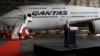 Alan Joyce, Chief Executive Officer Qantas, berbicara di depan jet jumbo Qantas 747, sebelum keberangkatan terakhirnya dari Bandara Sydney di Sydney, Australia, 22 Juli 2020. (REUTERS/Loren Elliott)
