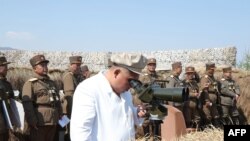 김정은 북한 국무위원장이 박격포병구분대의 포사격훈련을 지도했다고 조선중앙통신이 10일 보도했다. 