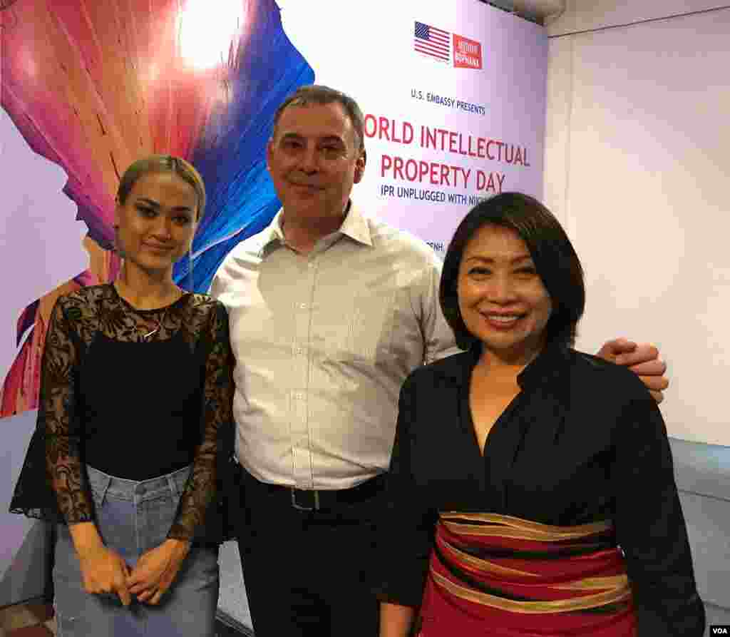 &nbsp;កញ្ញា Nikki Nikki ថតរូបជាមួយឯកអគ្គរដ្ឋទូតសហរដ្ឋអាមេរិកប្រចាំនៅកម្ពុជាលោក William Heidt និងភរិយាអ្នកស្រី Sothy Heidt ក្នុងកិច្ចពិភាក្សាស្តីពីកម្មសិទ្ធិបញ្ញា និងឧស្សាហកម្មតន្រ្តីកម្ពុជា ដែលប្រព្រឹត្តនៅមជ្ឈមណ្ឌលបុប្ផាណាដើម្បីអបអរទិវាកម្មសិទ្ធិបញ្ញាពិភពលោក កាលពីថ្ងៃទី១០ ខែ ឧសភា ឆ្នាំ ២០១៨ រាជធានីភ្នំពេញ ប្រទេសកម្ពុជា។(ទុំ ម្លិះ/VOA)