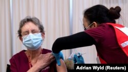 Seorang pekerja bereaksi saat divaksinasi dengan vaksin Covid-19 buatan Pfizer-BioNTech, di Civic Hospital, Ottawa, Ontario, Canada, 15 Desember 2020. (Foto: Reuters/Adrian Wyld).