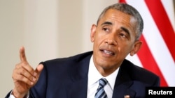 Presiden Obama saat menjawab pertanyaan wartawan setelah bertemu dengan Perdana Menteri Spanyol Mariano Rajoy di Palacio de la Moncloa, Madrid, Spanyol, 10 Juli 2016. 