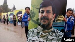 یک پولیس اسپانیایی برای مهاجر افریقایی که بر دیوار مرزی میان مراکش و اسپانیا نشسته است، غذا می دهد