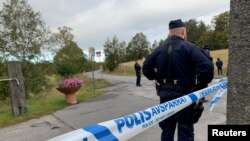Polisi berjaga di luar Vila Elfik Strand di Lidingo, di luar Kota Stockholm, Swedia, tempat berlangsungnya perundingan antara AS dan Korea Utara, 5 Oktober 2019. 