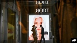 Para pejalan kaki melewati pusat perbelanjaan di Beijing, China, 4 April 2023. Bank Pembangunan Asia (ADB) memperkirakan ekonomi China akan tumbuh 5% pada tahun ini. (Foto: Andy Wong/AP Photo)