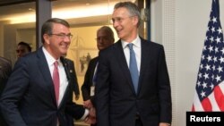 애슈턴 카터(왼쪽) 미국 국방장관이 14일 벨기에 브뤼셀의 북대서양조약기구(나토) 본부에서 진행된 국방장관 회의에서 옌스 슈톨텐베르크 나토 사무총장과 대화하고 있다.