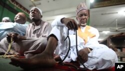 Des musulmans nigérians prient lors de l'Aïd el-Kébir à Lagos, Nigeria.