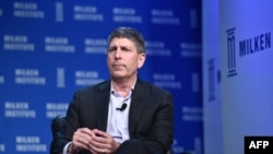 លោក Jeff Shell ជា​នាយក​គណៈអភិបាល​នៃ​ការ​ផ្សាយ BBGនិង​ក៏​ជា​នាយក​ប្រតិបត្តិ NBC។