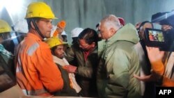 اولین کارگر به دام افتاده در تونل نجات یافت.