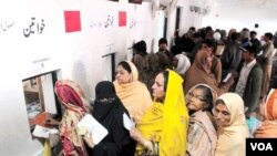 Antrian pasien di sebuah rumah sakit di Pakistan (Foto: dok).