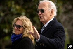 صدر بائیڈن اور خاتونِ اول جل بائیڈن، 2جنوری 2025 کو وائٹ ہاؤس کے ساؤتھ لان سے گزر رہے ہیں۔ فوٹو اے پی۔