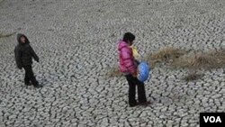 Akibat kemarau panjang, lebih dari sejuta warga Tiongkok harus menghadapi kekurangan air.