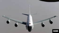 美军一架RC-135侦察机受到中国战机近距离拦截 (美国国防部照片）